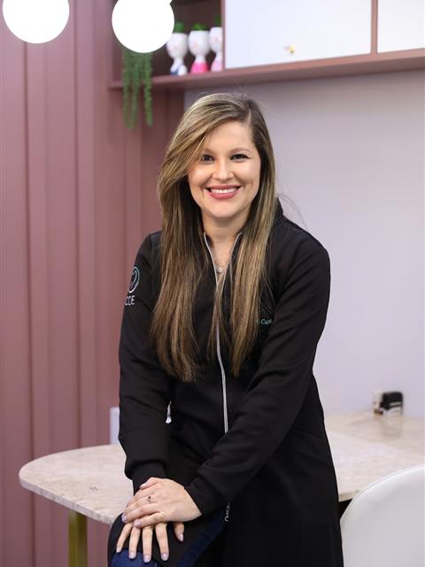 Dentista da equipe COE sorrindo no consultório
