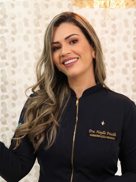Dra. Haylla Priscilla na clínica
