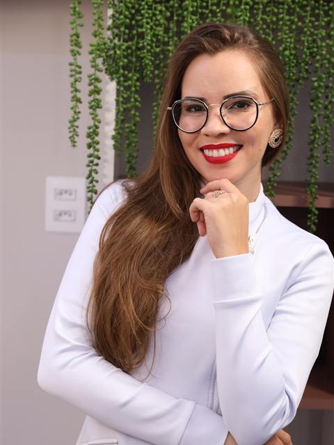 Dentista da equipe COE de jaleco branco