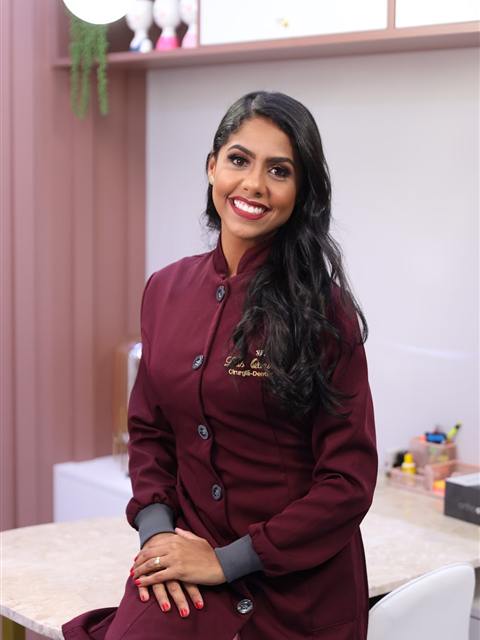 Cirurgiã-dentista da equipe COE no consultório